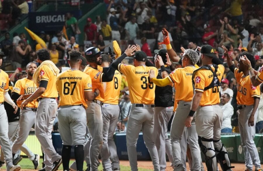Jugadores de las  Águilas celebran la anotación de una carrera en partido del domingo contra el Escogido.   Manolito Jiménez