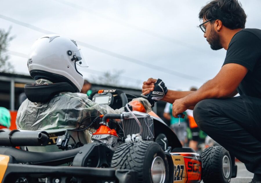 Dahyam Cabra en plena labor como  gran  forjador  especializado de talento.    fuente externa