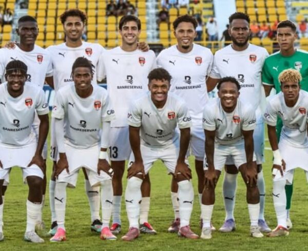 Integrantes del onceno Moca FC, que se impuso al Cibao FC.