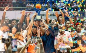 Jugadores, directivos y fanáticos, se confunden en el tabloncillo, celebrando el título.