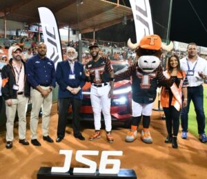 Vitelio Mejía entrega  yipeta a Bryan de la Cruz