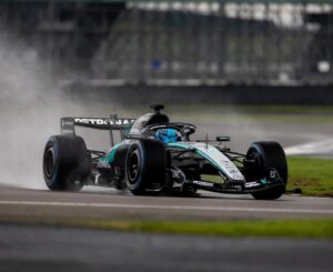 Bólido de la escudería Mercedes, se desplaza en la pista.