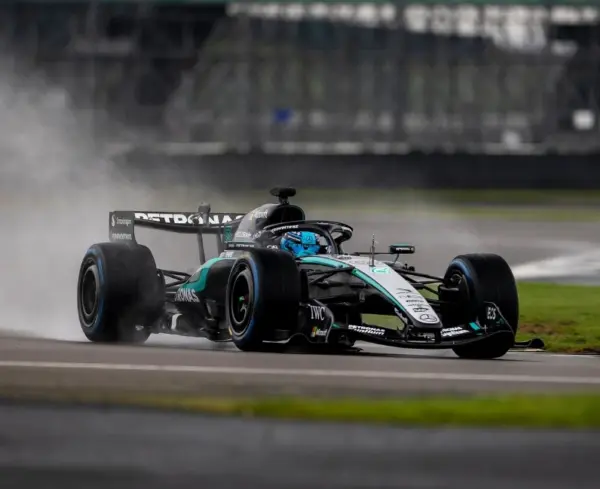 Bólido de la escudería Mercedes, se desplaza en la pista.