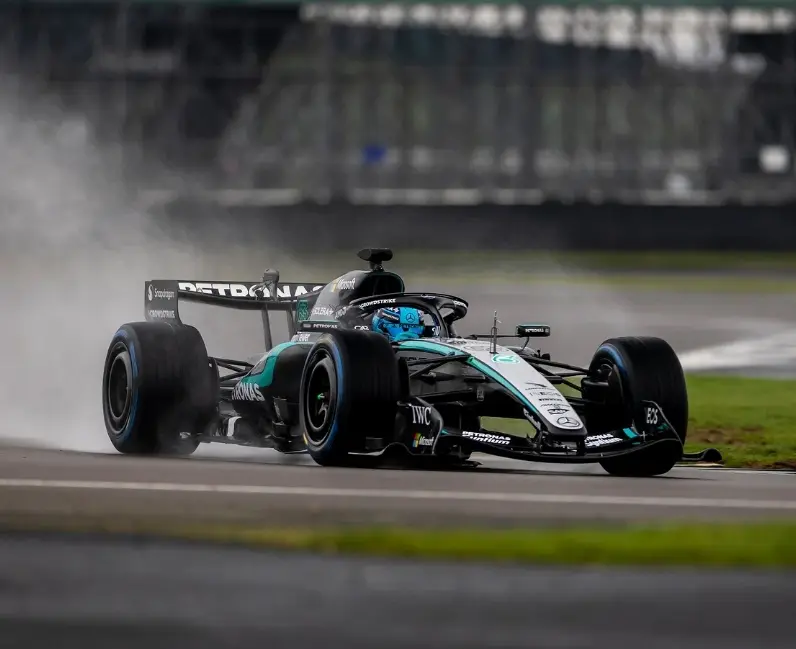 Bólido de la escudería Mercedes, se desplaza en la pista.