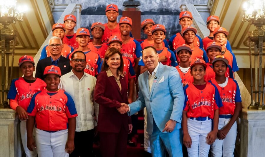 Directivos y jugadores de la liga La Javilla comparten con la vice Raquel Peña, en Palacio.