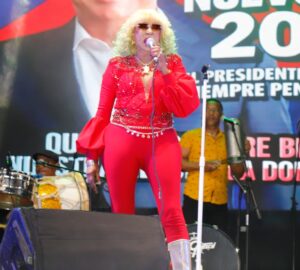 La merenguera típico Fefita La Grande fue una de las estrellas del show artístico.