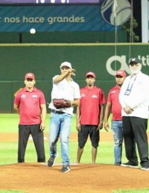 Jeudy Paula realizó el lanzamiento primera bola. externa