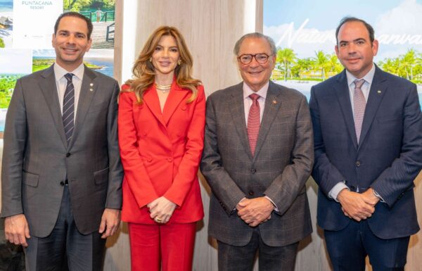 Frank Elías, Paola, don Frank y Geovanny Rainieri, tras la firma del pacto  con Concacaf.