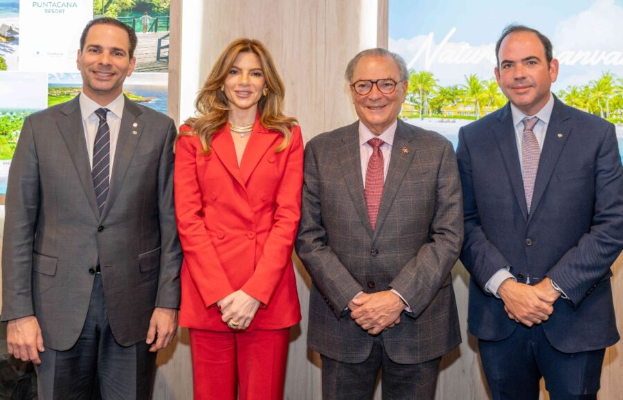 Frank Elías, Paola, don Frank y Geovanny Rainieri, tras la firma del pacto  con Concacaf.
