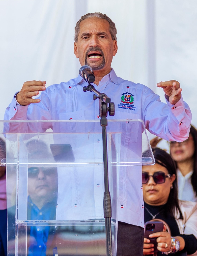 Juan Pablo Uribe pronuncia las palabras de exaltación.