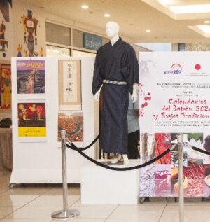 Muestra de los calendarios y trajes típicos del Japón.