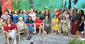 Damas del club de lectura junto a Verónica Sención