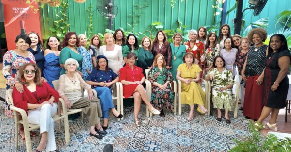 Damas del club de lectura junto a Verónica Sención