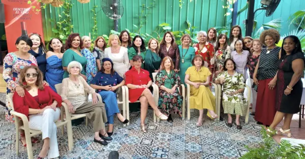 Damas del club de lectura junto a Verónica Sención