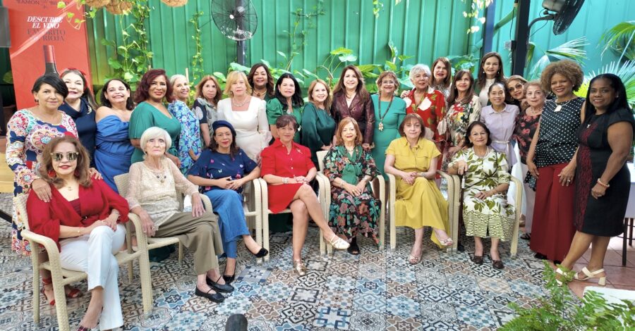 Damas del club de lectura junto a Verónica Sención