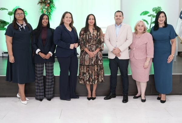 Los miembros de la Junta de Directores y del Consejo Académico participaron en el evento.