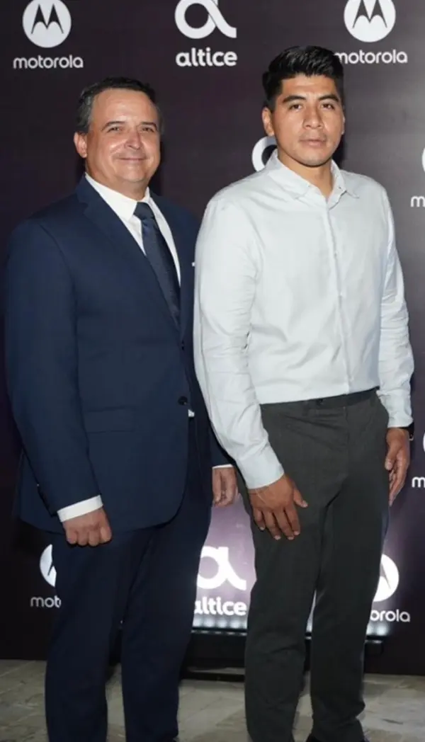 Gewar Terrero, director de Mercadeo Móvil  Altice, y Roberto Agostini, gerente comercial para Motorola Caribe y Centroamérica.