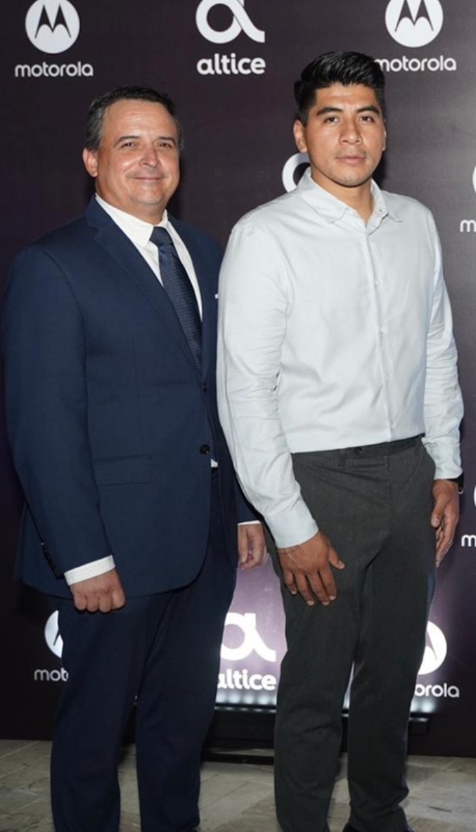 Gewar Terrero, director de Mercadeo Móvil  Altice, y Roberto Agostini, gerente comercial para Motorola Caribe y Centroamérica.