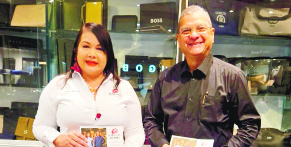 Sulin Lantigua de Glass e Ignacio Glass, muestran el nuevo catálogo.