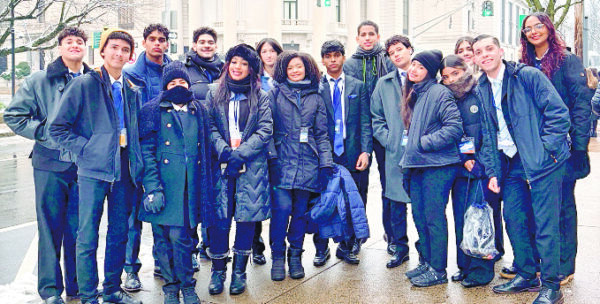 La delegación de 15 estudiantes del Cathedral Community School se destacó  en   Yale 2026.