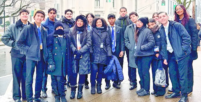 La delegación de 15 estudiantes del Cathedral Community School se destacó  en   Yale 2026.