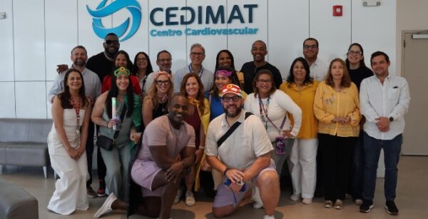 Representantes del Fondo para la Niñez, de  CEDIMAT y David Ortiz.