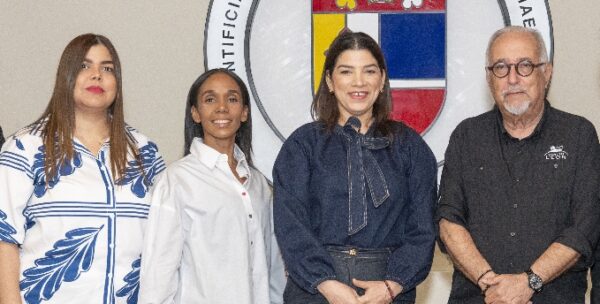 Directivos del centro y la universidad durante el encuentro.