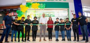 Jorge Barillas, gerente país de Subway, e Ivelisse Calderón, gerente de  Negocios de Galería 360, realizan corte de cinta, junto al equipo de Subway.