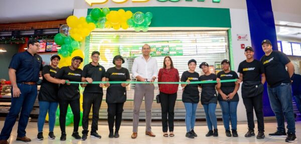 Jorge Barillas, gerente país de Subway, e Ivelisse Calderón, gerente de  Negocios de Galería 360, realizan corte de cinta, junto al equipo de Subway.