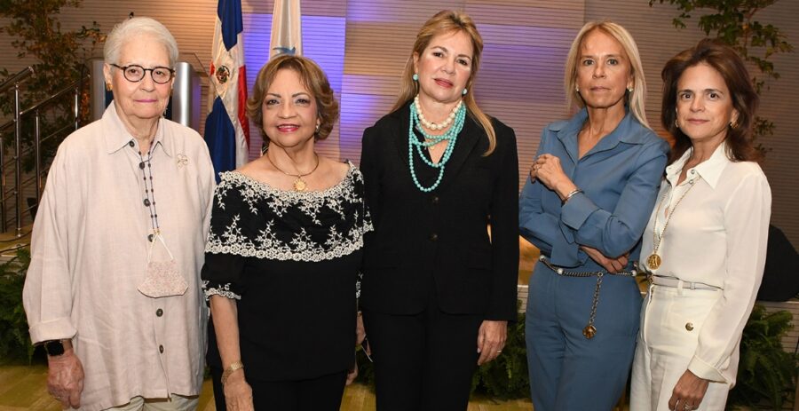 Pirigua Bonetti, Angélica Benítez, Ana Isabel Cáceres, Carmen  Bisonó y Lourdes Bisonó.