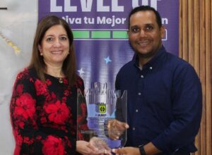 Aida Taveras, CEO de Imnotion, es reconocida por el alcalde Hector Figaris.