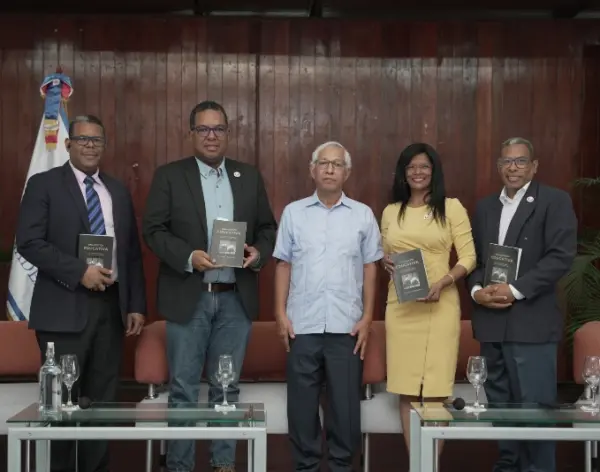 Los panelistas  junto  al exministro Ángel Hernández.