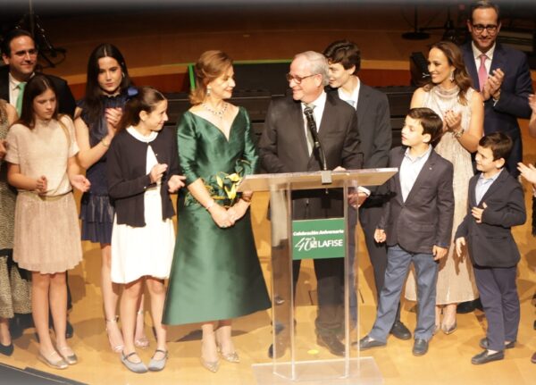 En el centro, Roberto Zamora Llanes y Josefina Terán de Zamora, junto a sus familiares.