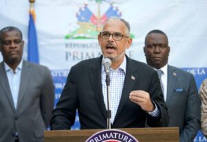 El presidente del CPT, Laurent Saint-Cyr, se resiste a modificar el Gobierno en la recta final del mandato.