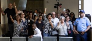 Familiares de víctimas protestaron  clamando justicia  mientras el  tribunal aplazaba el  caso Jet Set.   efe