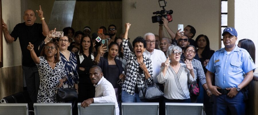 Familiares de víctimas protestaron  clamando justicia  mientras el  tribunal aplazaba el  caso Jet Set.   efe