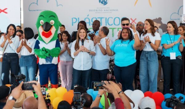 Plásticos por Juguetes y Útiles han   sacado de las calles 33 millones de botellas.  Chaimy Soriano.