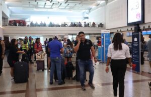 En el aeropuerto de Las Américas  ha disminuido el flujo de pasajeros.   Chaimy Soriano