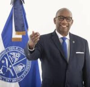 Editrudis Beltrán, rector de la academia estatal.