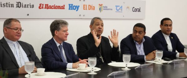 Monseñor José  Durán, José Alfredo Corripio, arzobispo coadjutor Carlos  Morel, José Monegro y padre José de la Cruz, rector de Universidad Católica.   j.  de león