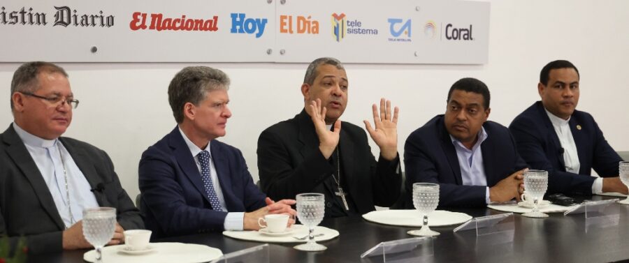 Monseñor José  Durán, José Alfredo Corripio, arzobispo coadjutor Carlos  Morel, José Monegro y padre José de la Cruz, rector de Universidad Católica.   j.  de león