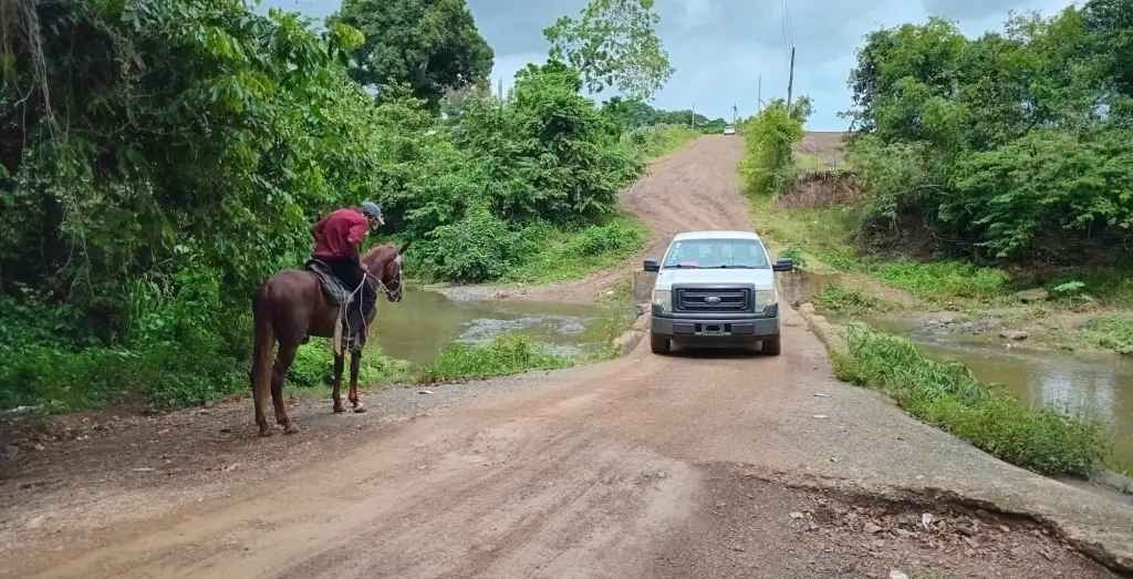Arreglo en la carretera deja ver que con poco a El Cuey le basta