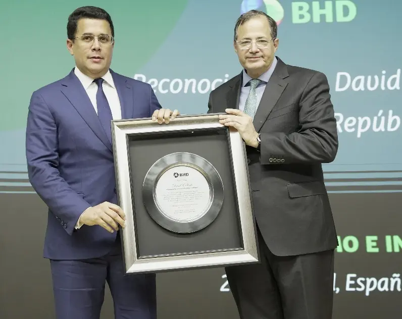 Steven Puig, presidente del banco, entregó reconocimiento.