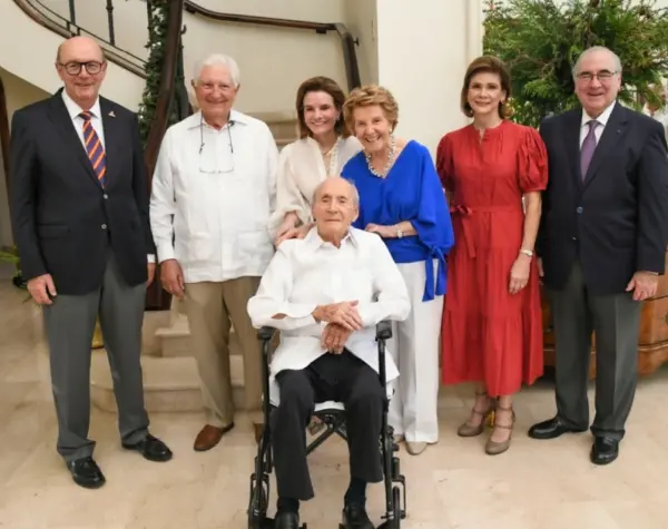 Don Manuel acompañado de miembros de la fundación.