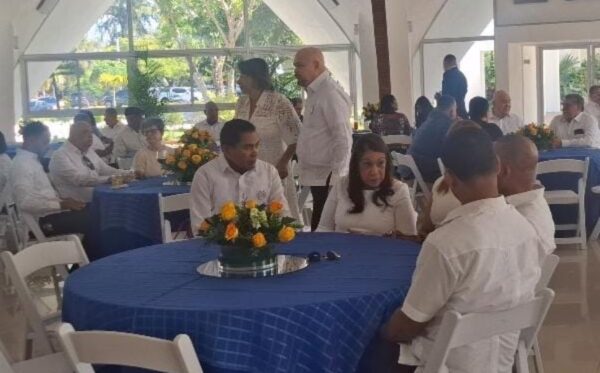 El salón Restauración reunió a unos 150  invitados.