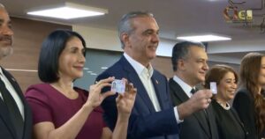 Abinader y Raquel con la cedula