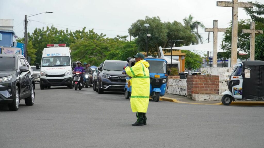 Agentes de la Digesett tuvieron presencia activa en las principales vías para el retorno de los ciudadanos a sus hogares. Fuente externa.