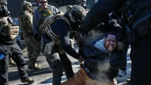 Agentes enfrentan a manifestantes