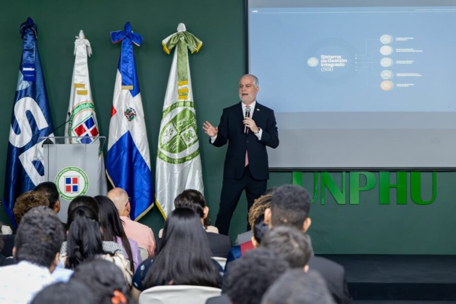 Alejandro Fernández W.