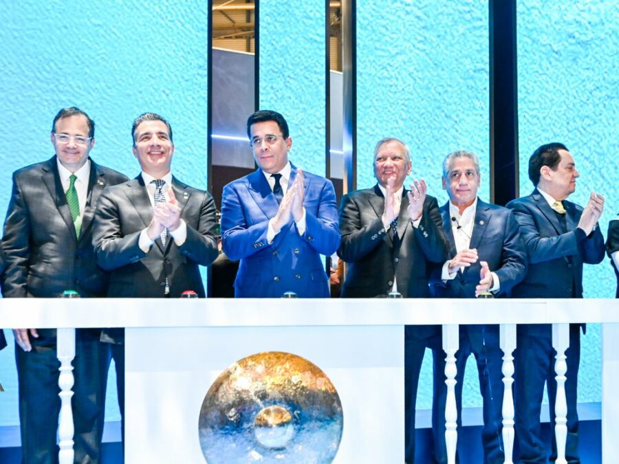 Ejecutivos del Banco de Reservas en compañía del ministro de Turismo, David Collado.